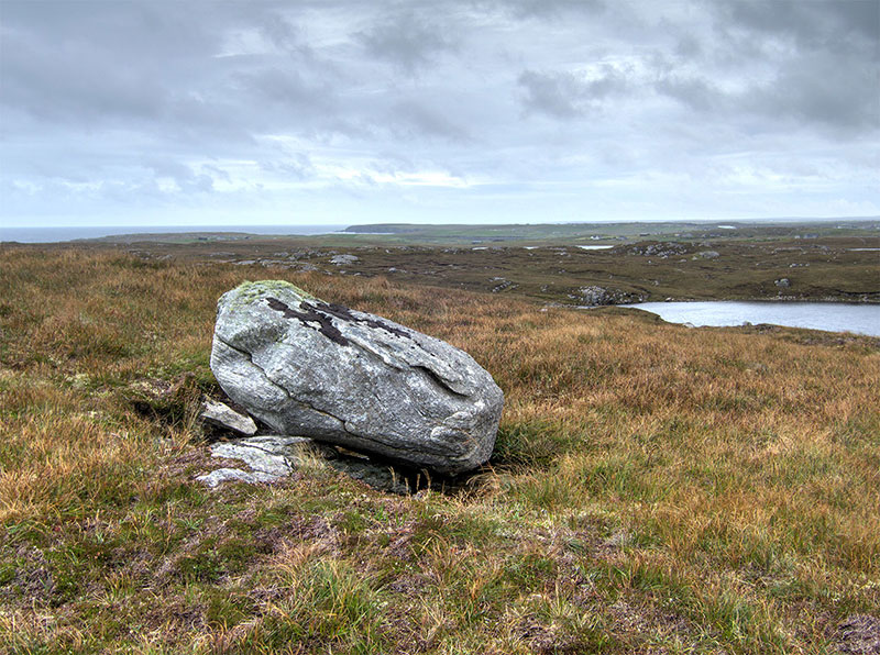 Glacial erratic above the Shawbost stone circle